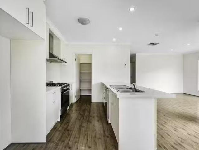 Rental! 100 Ribblesdale Avenue, Wyndham Vale, VIC 3024