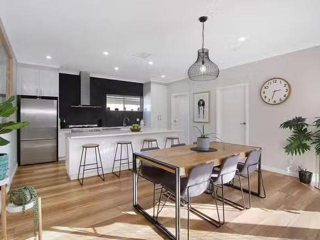 Charming 1045 Calimo Street, North Albury, NSW 2640