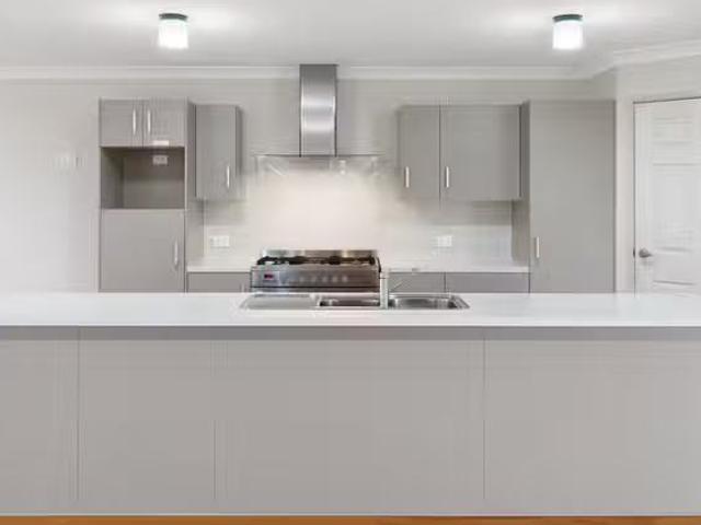 Charming 108 Junction Road, MORNINGSIDE, QLD 4170 House for.