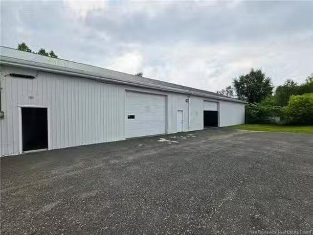 For Rent! 1095 Bridge St, Bathurst, NB, E2A 1W9 commercial f.