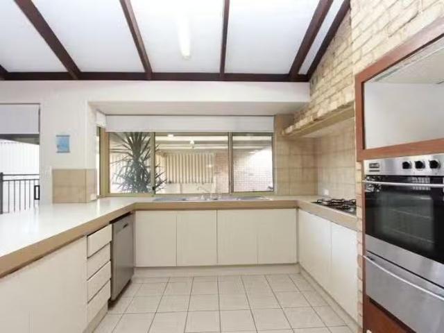 Cozy 10 Mayne Close, Kardinya, WA 6163