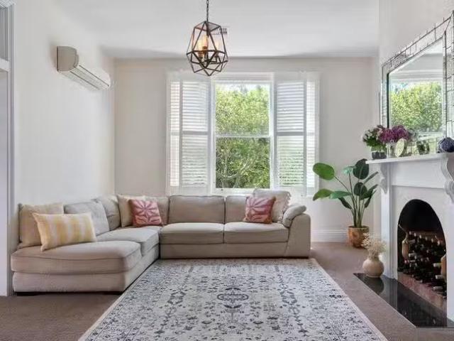 Nice 10 Beltana Street, Lindisfarne, TAS 7015