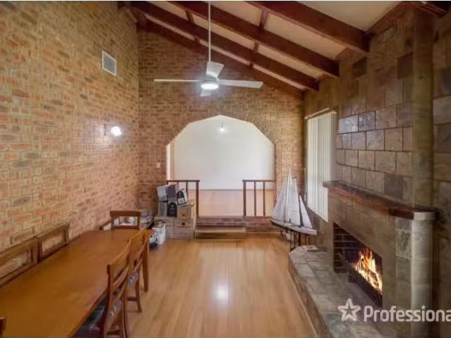 Nice 10 Jeeba Place, Glenfield Park House for rent Listed by.