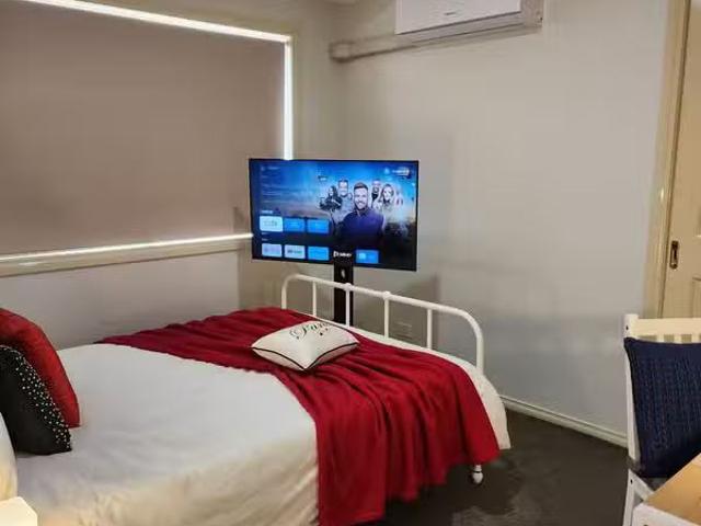 Cheap 10 Lauffre Walk, Caroline Springs VIC 3023
