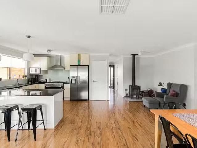 Charming 10 Liddington Rise, Leda, WA 6170