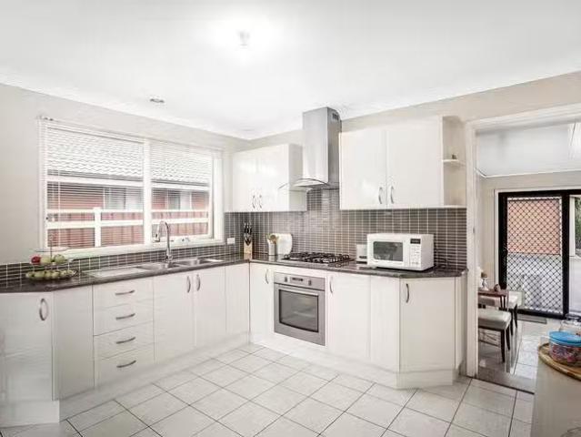 Charming 10 Pangari Crescent, Dharruk, NSW 2770