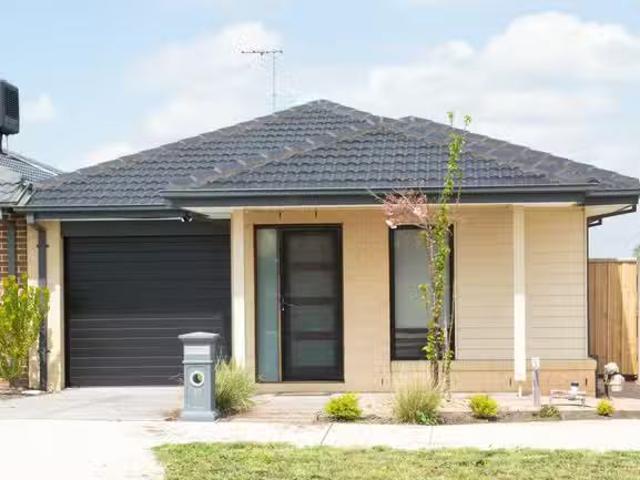 Unique 10 Rockfern Crescent, Diggers Rest VIC 3427