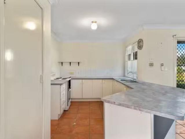 Charming 10 Sandra Ann Drive, EDENS LANDING, QLD 4207 House.