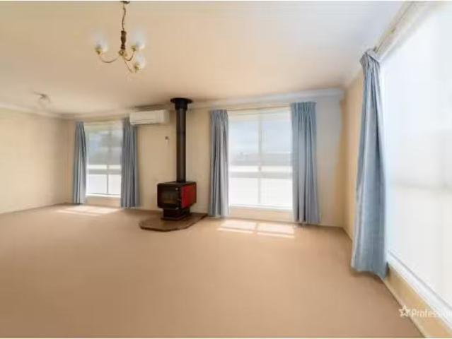 Rental! 10 Solomon Avenue, Armidale House for rent Listed by.