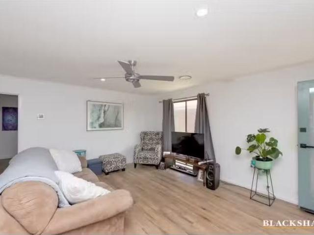 Nice 10 Tregear Close, Theodore House for rent Listed by Prop.