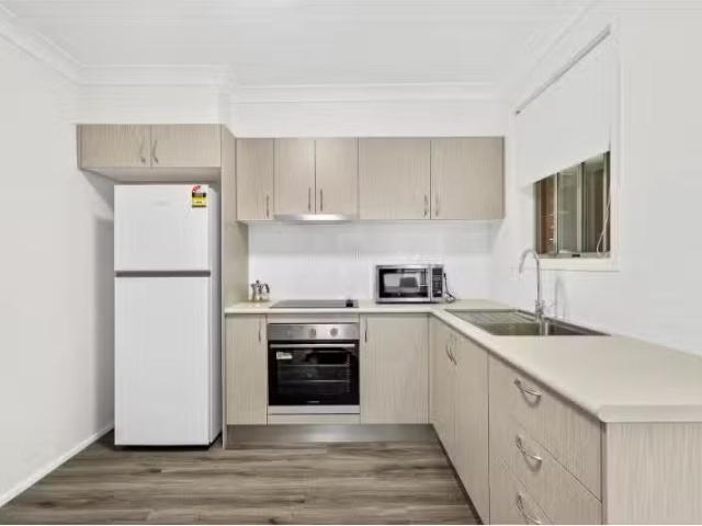 Cheap 1/10 Railway Street, EAST CORRIMAL Apartment for rent L.
