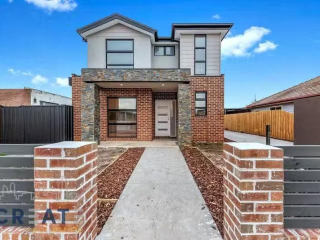 Cozy 1/10 Simmie Street, Sunshine West VIC 3020
