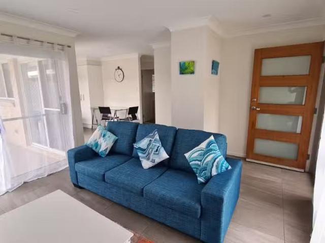 Unique 1/11 Yallimbah Avenue, TANILBA BAY Apartment for rent.
