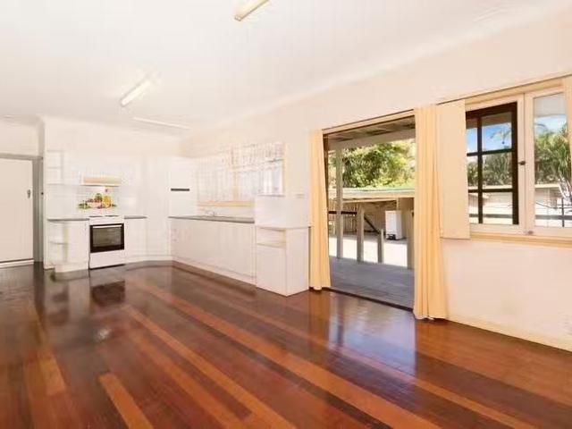 Unique 1/11 Cyril Street, Camp Hill, QLD 4152