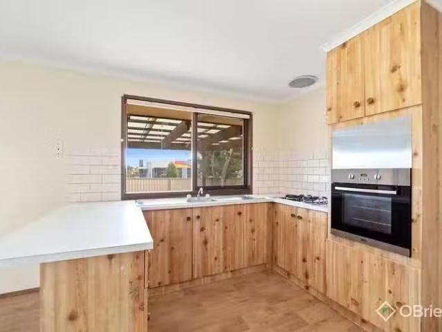 Cozy 112 Brooklyn Road, Melton South, VIC 3338
