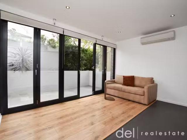 Cozy 1/17 Ellesmere Road, Windsor VIC 3181