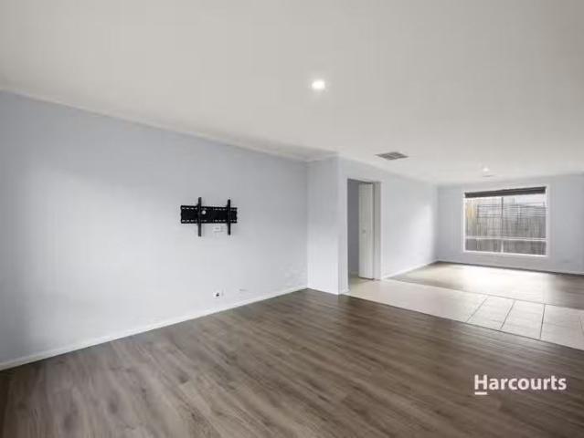 Charming 11 Grice Quadrant, Pakenham, VIC 3810 House for Rent