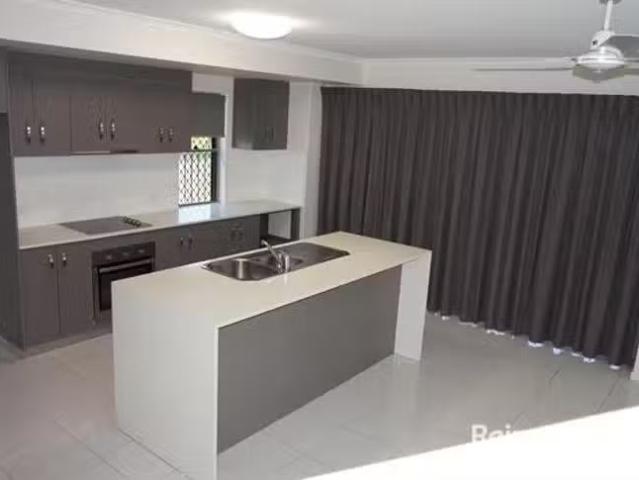 Charming 1/1 Lancaster Way, Ooralea, QLD 4740