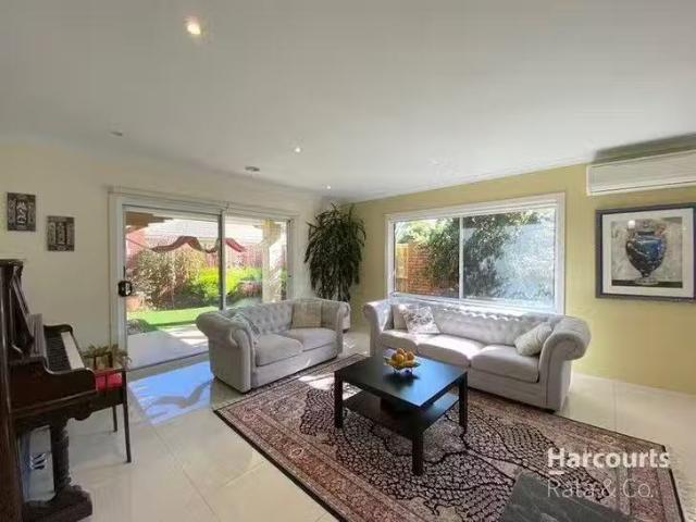 Cozy 11 Laurimar Boulevard, Doreen, VIC 3754