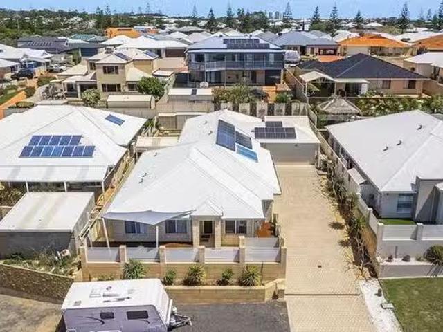 Cheap 11 Peppertree Close, Wannanup, WA 6210