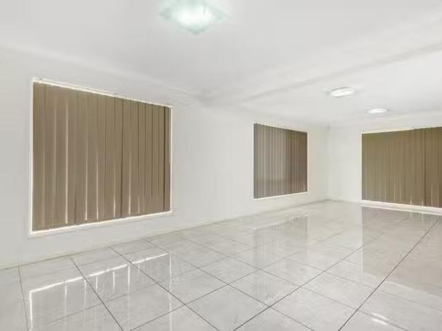 Deal! 11 William Close, Doolandella, QLD 4077
