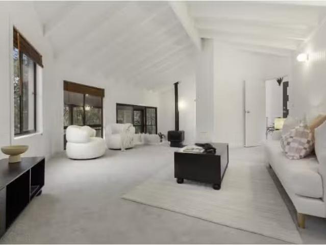 Cozy 11 Wollundry Close, Eleebana House for rent Listed by Na.