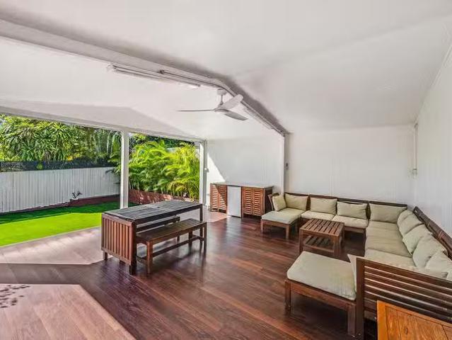 Charming 126 Bapaume Road, Holland Park West, QLD 4121