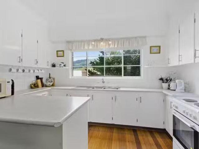 Cozy 12 Mountain Road, Austinmer, NSW 2515