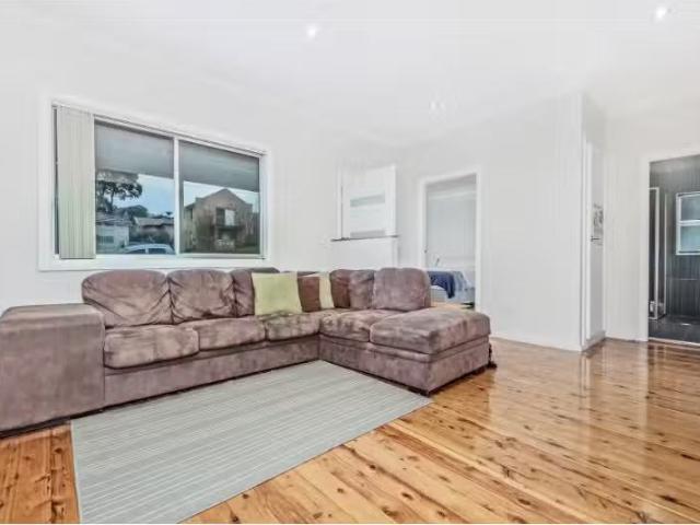 Charming 12 Bellevue Road, Figtree House for rent Listed by E.