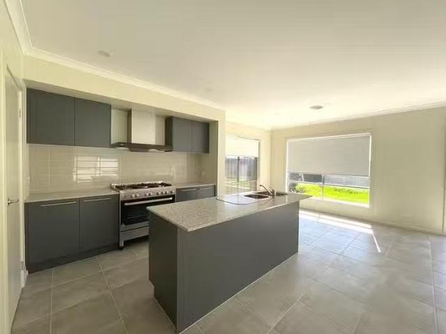 Charming 12 comeara Drive, Manor Lakes, VIC 3024