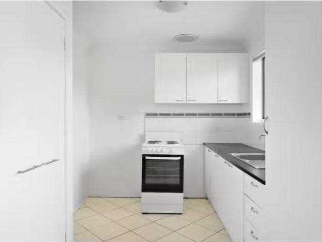 Deal! 1/2 Lynch Crescent, The Entrance North Townhouse for ren.