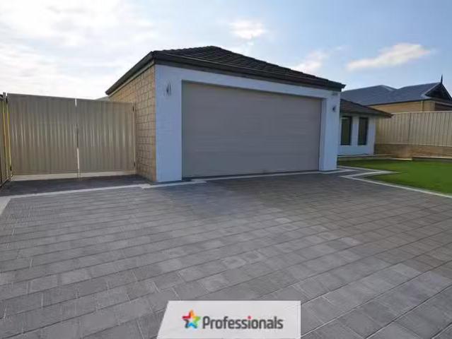 Charming 12 Lismore Ridge, Lakelands, WA 6180