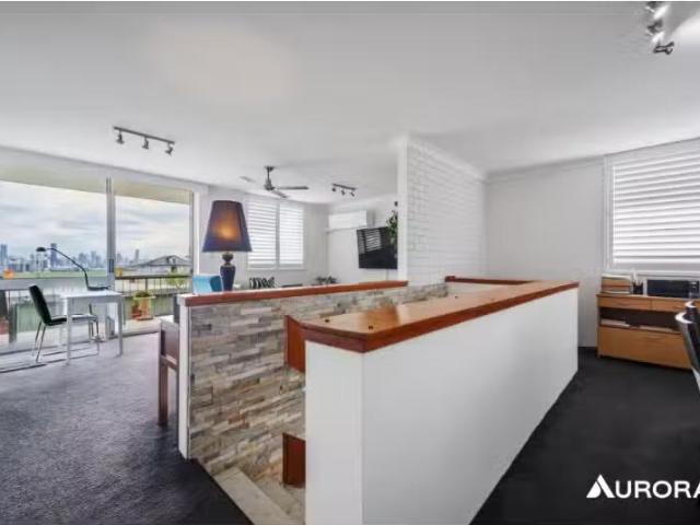 Charming 1/30 Curd Street, Greenslopes Apartment for rent Lis.