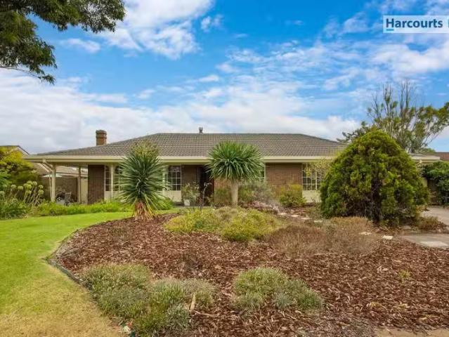 Unique 13 Caswell Drive, HALLETT COVE, SA 5158 House for Rent
