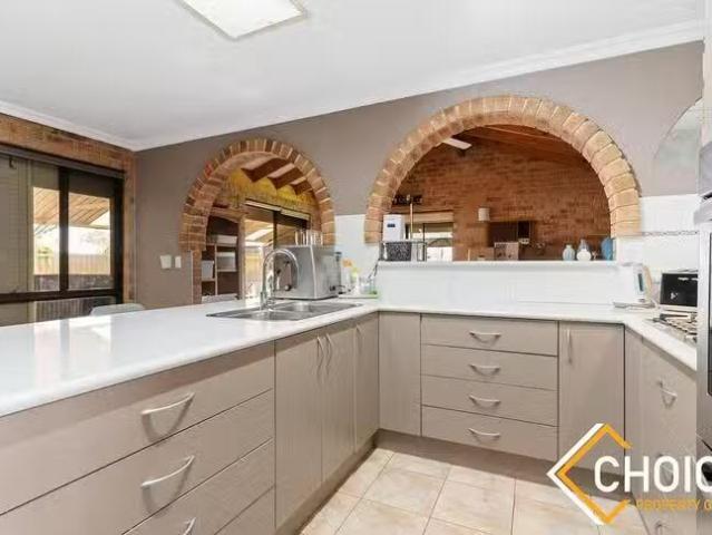 Charming 13 Citrus Grove, High Wycombe, WA 6057