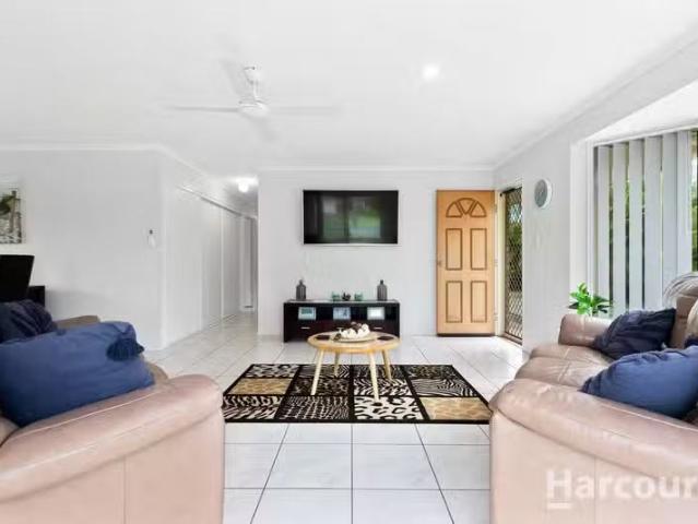 Deal! 1/3 Cleo Court, TORQUAY, QLD 4655 House for Rent