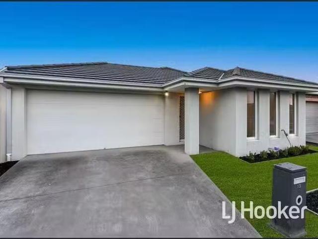 Just in! 13 Freiberger Grove, Clyde North, VIC 3978