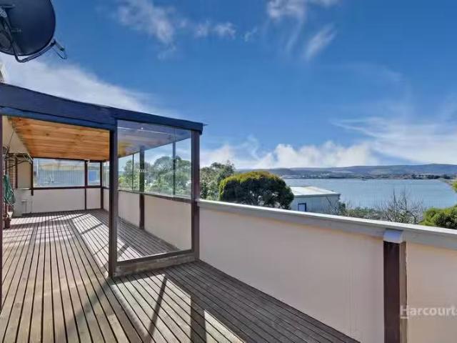 Nice 13 Lake Vue Parade, MIDWAY POINT, TAS 7171 House for Rent