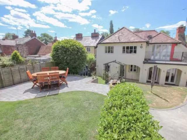 Nice 1 BA 3 bedroom maisonette for rent in Bear Street, Naylan.