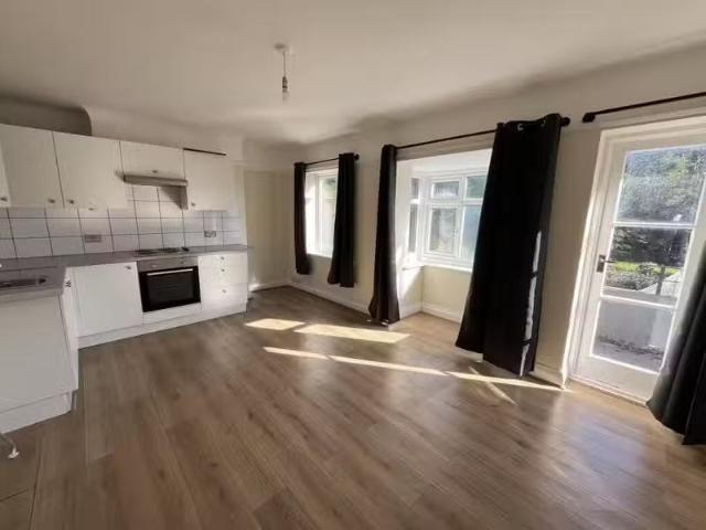 For Rent! 1 BA 3 bedroom apartment for rent in 31 St Peters Ro.