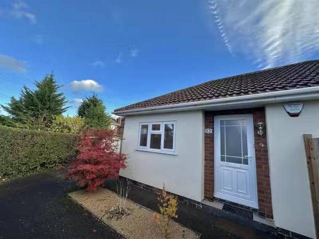 Cheap 1 BA 3 bedroom detached house for rent in Sutton Avenue.