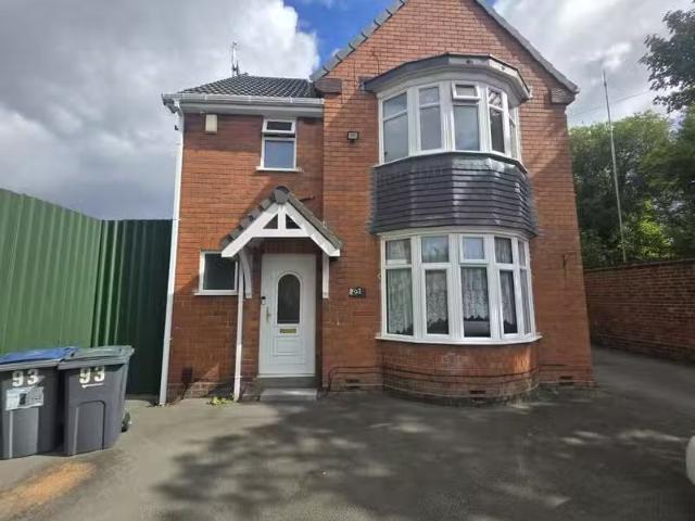 Deal! 1 BA 3 bedroom detached house for rent in Woodgate Lane.