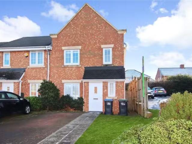 Just in! 1 BA 3 bedroom end of terrace house for rent in Ashwo.