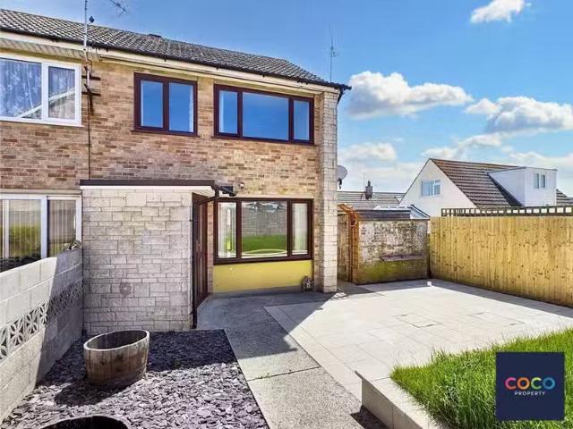 Cozy 1 BA 3 bedroom end of terrace house for rent in Courtland.