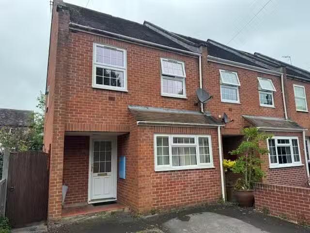 Charming 1 BA 3 bedroom end of terrace house for rent in Emwel.