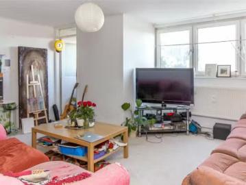 Rental! 1 BA 3 bedroom flat for rent in Down View, Ashley Down.