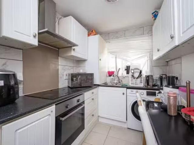 Nice 1 BA 3 bedroom flat for rent in Felstead Street, Hackney.
