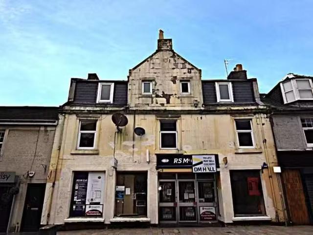 For Rent! 1 BA 3 bedroom flat for rent in Main Street, Kilwinn.