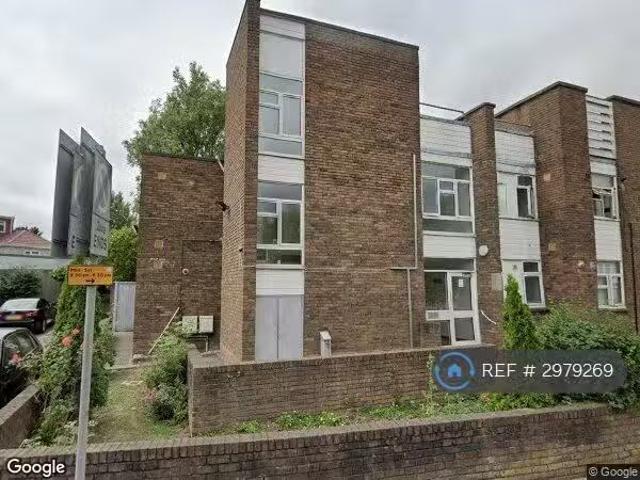 Cheap 1 BA 3 bedroom flat for rent in Milton Road, Harrow, HA1