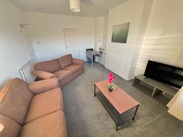 Charming 1 BA 3 bedroom flat for rent in North Anderson Drive.